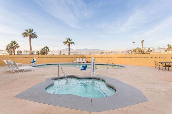 Days Inn by Wyndham Indio image 4